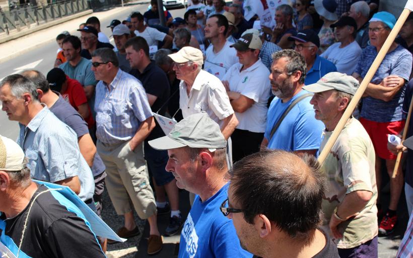 Les personnes présentes écoutent les discours des syndicats agricoles.