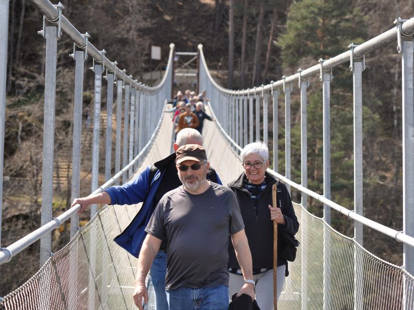 Premiers randonneurs sur la passerelle des gorges du lignon