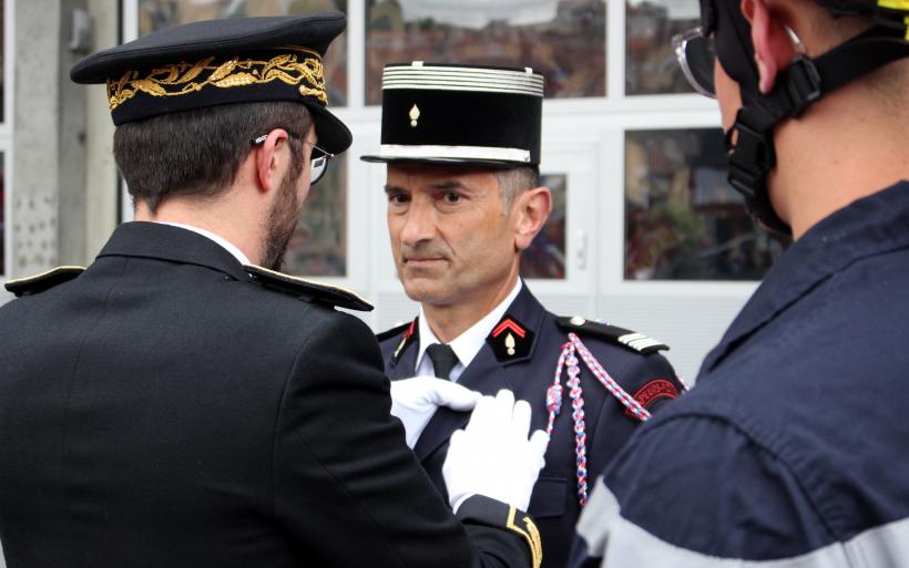 Antoine Plaquette de la Préfecture remet une médaille grade Or à Christophe Glasian.