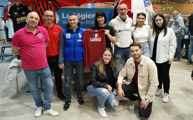 Durant le concours de pétanque avec les plus grands noms du milieu.