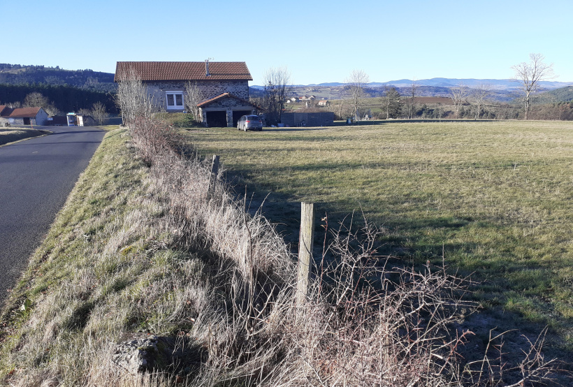 Les terrains de Nicolas Domergue sont idéalement placés à côté de la route et des réseaux.