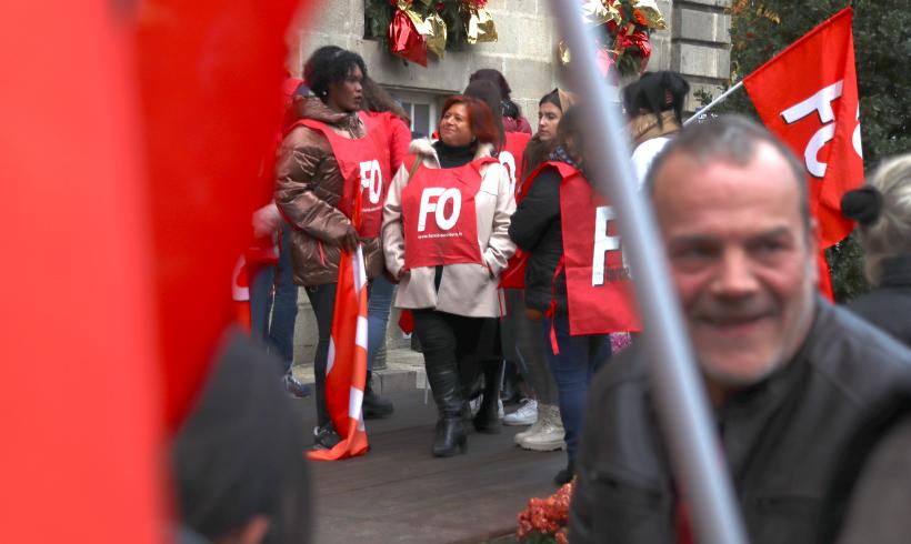 Devant la mairie du Puy-en-Velay, mardi 29 novembre 2022.