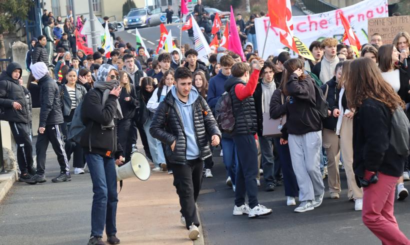 Les lycéens et étudiants descendent le boulevard Président Bertrand. 