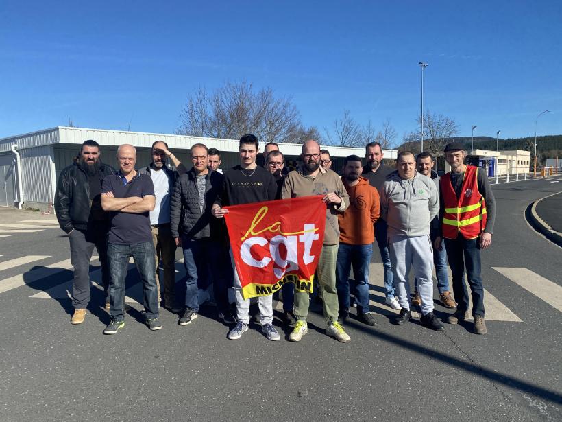 Hervé Bancel, délégué syndical de la CGT 43 Michelin (au centre en kaki). 