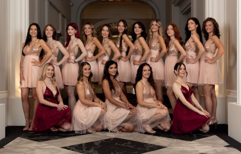 La photo de classe des 16 candidates en lice pour le titre de Miss Auvergne