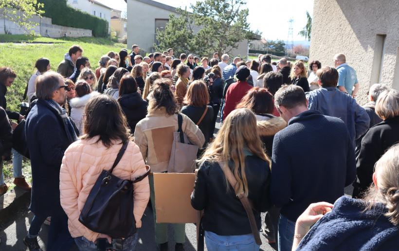 Les salariés de l'Asea 43 en nombre devant le DG lors de la mobilisation du 7 juin.