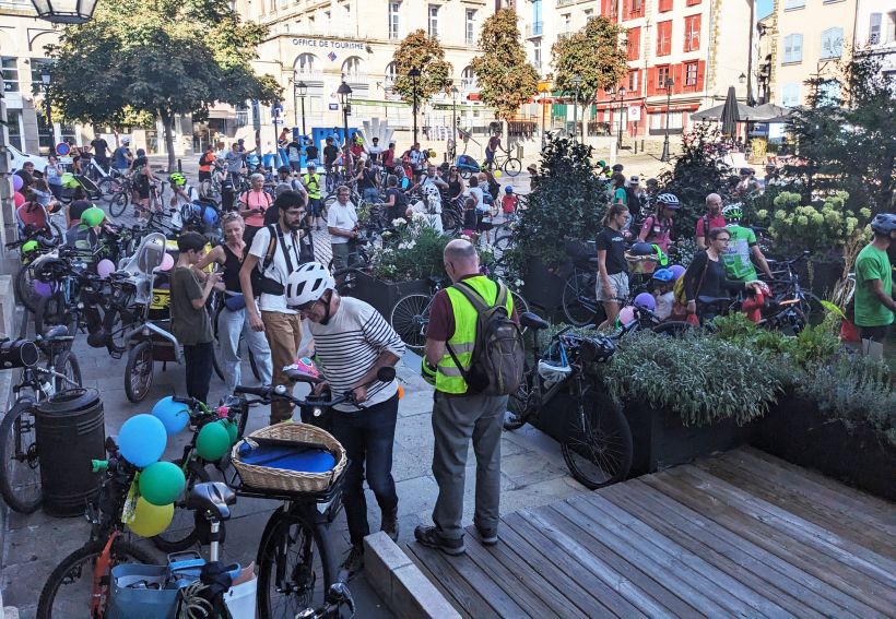 La Vélorution s'est terminée devant l'Hôtel de ville du Puy-en-Velay. 