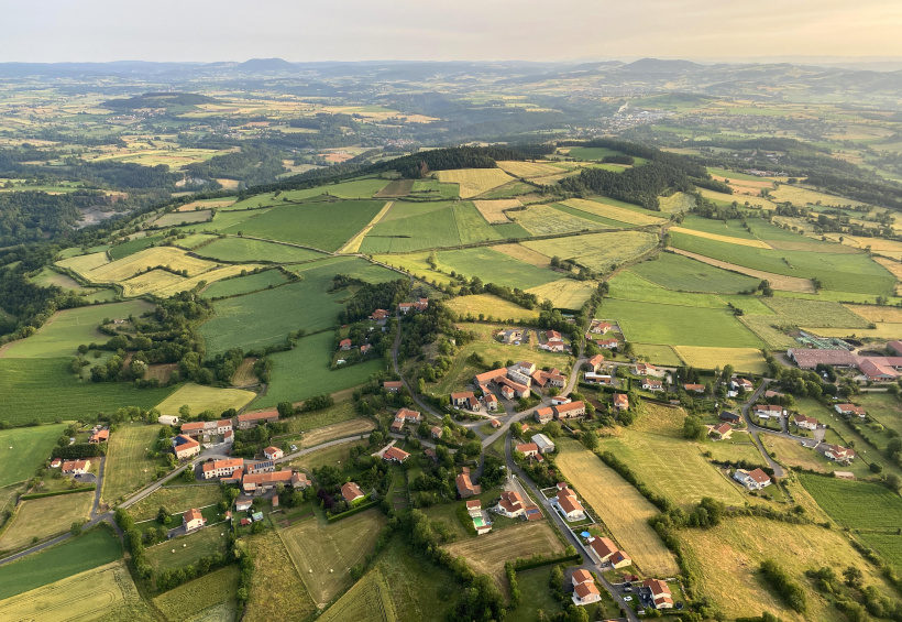 Une chemise à carreau, tissée sur la peau de la Terre. 