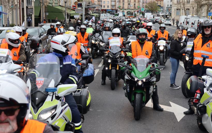 Rare il est que les rues du Puy soient aussi animées par un tel cortège. 