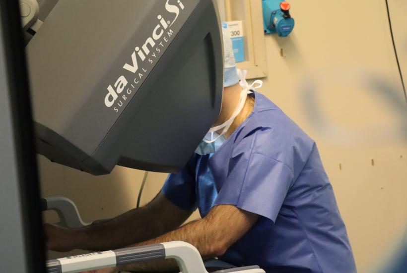 Le docteur Pierre Gayrel de la Clinique Bon Secours aux commandes du robot.