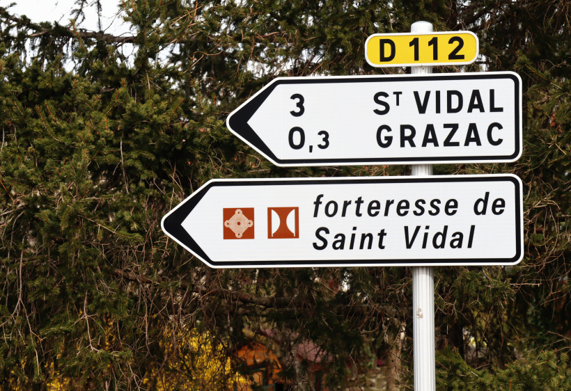 Le panneau Forteresse de Saint-Vidal comporte un élément mensonger d'envergure. 