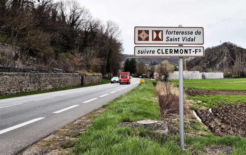 L'idéogramme abusif se trouve sur plus d'une dizaine de panneaux routiers (ici, à Chadrac)