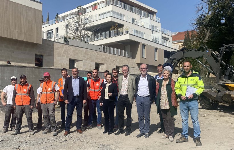 Elus, entreprises et partenaires sur l'emplacement du parking en devenir. 