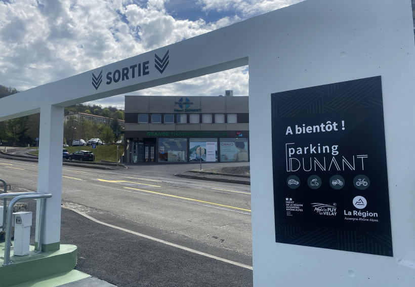 Le parking se trouve notamment à proximité de Bon secours et de la pharmacie.