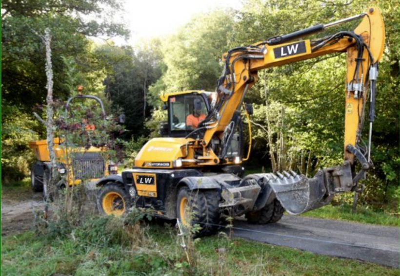 Les engins de chantier évoluant à la Pénide le matin du 4 octobre devant la Lutte des Sucs