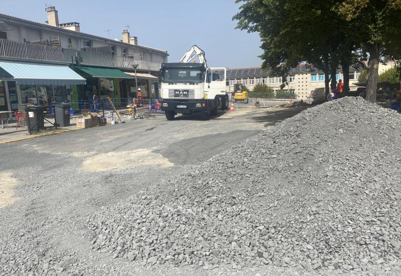 La place, occupée la journée par les engins de chantier, devient accessible le soir venu.