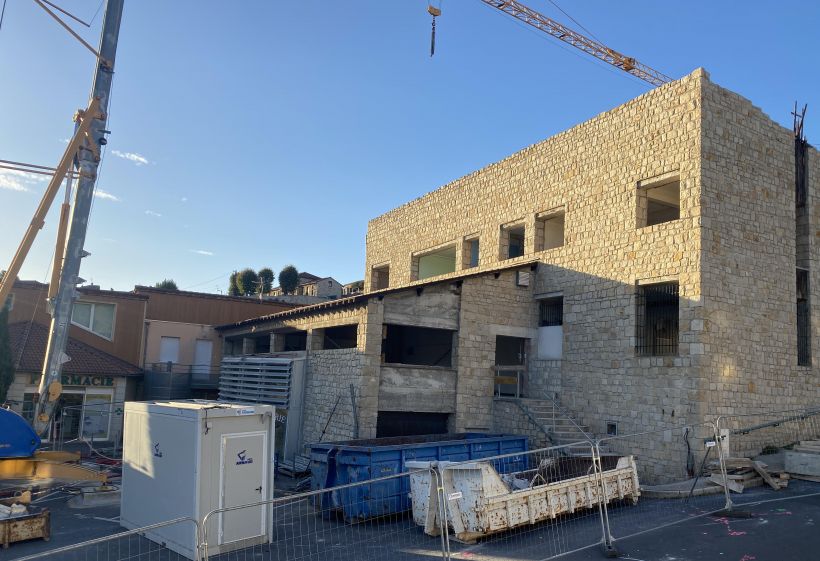 Le bâtiment a été construit en 1973 pour que soit logée la mairie de Blavozy.
