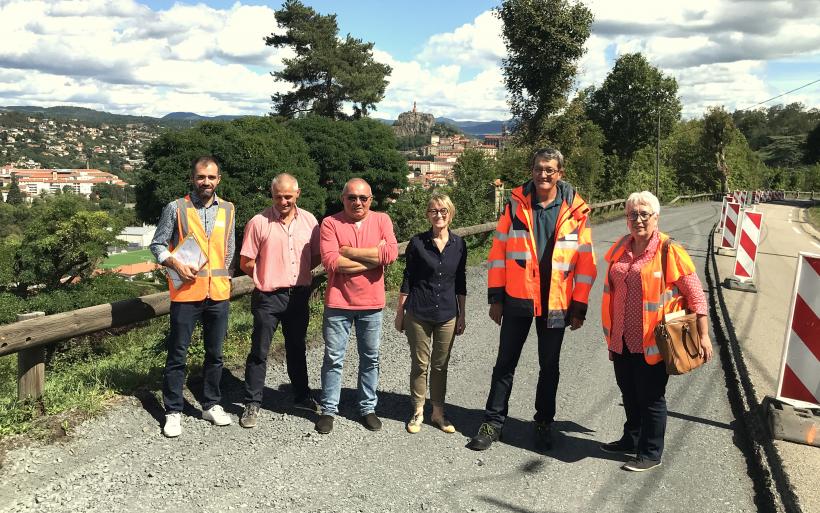 Christiane Mosnier, au centre, est le maire d'Espaly-Saint-Marcel.