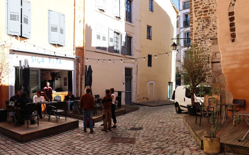 Le Sega Pita se trouve dans l'oasis de quiétude, au début de la rue Félix Boudignon. 