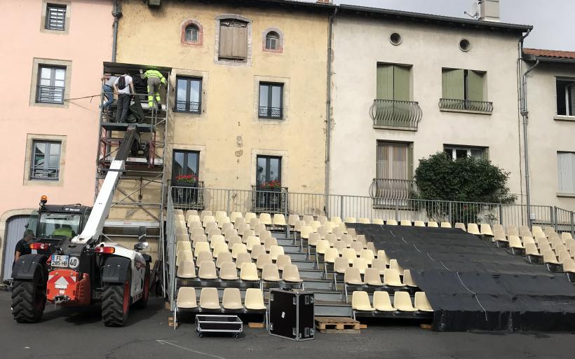 Les techniciens en train de monter "projos" et gradins pour les 1 200 spectateurs attendus