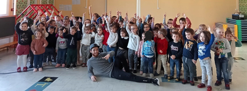 Des break dancers en devenir derrière BBoy Randy.