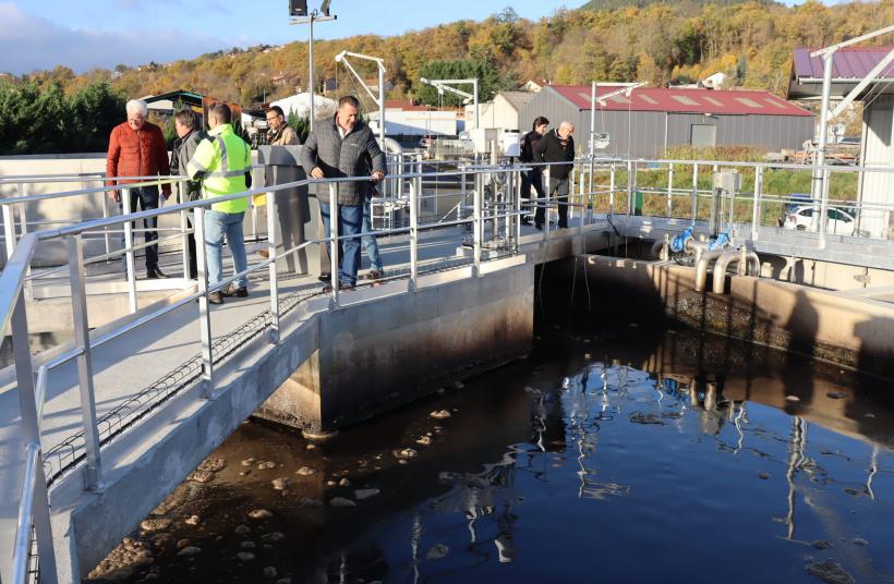 M. Joubert, Pr de l'Agglo, découvre la station financée par l'Agence/eau et le Département