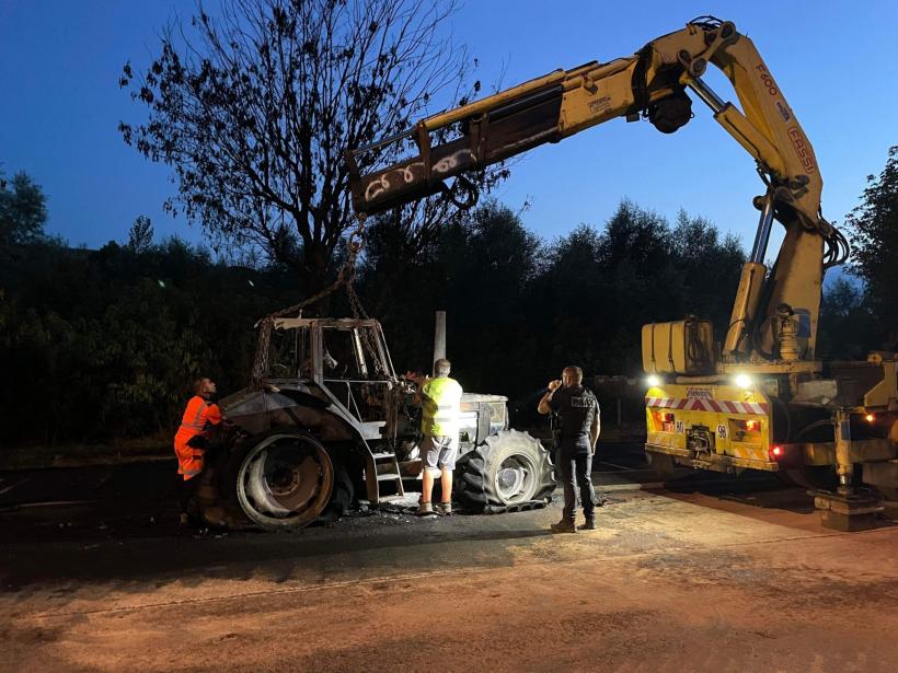 Aveize. Un tracteur en feu au hameau du Colombet