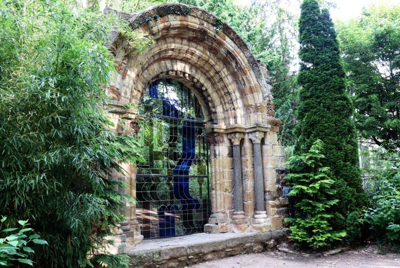 Mille ans séparent les pierres de la porte de Vorey et la sculpture Phaos.