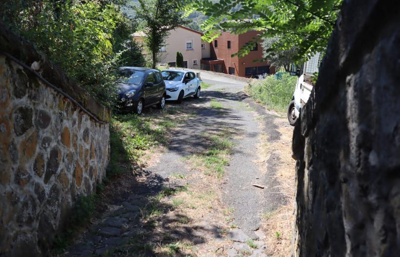 La Twingo noire de Mauricette Schnetterle, garée avant l'entrée du tunnel. 