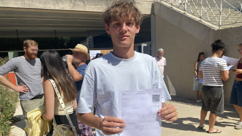 Milo avec le bac en poche et son relevé de notes en main