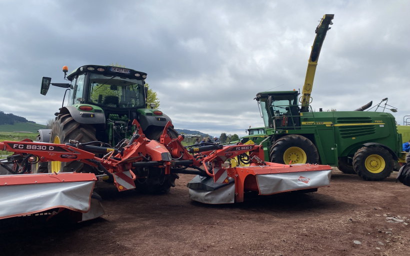 Les machines étaient exposées devant le bâtiment