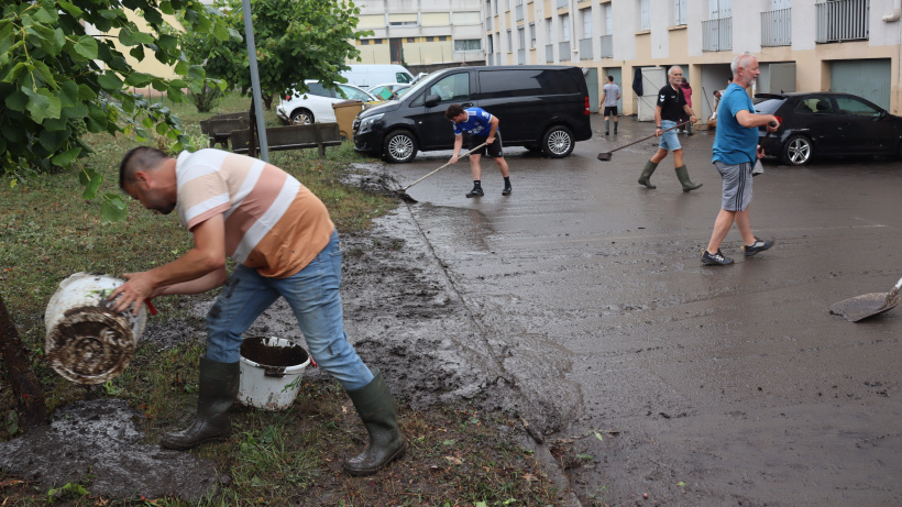 Boue, déchets, eau, tout le monde à fort à faire