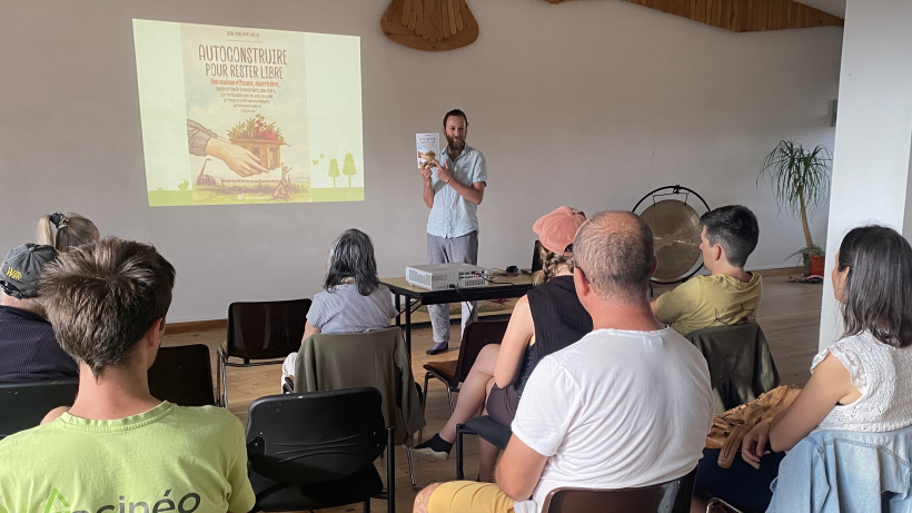 Plusieurs personnes ont assisté à la conférence