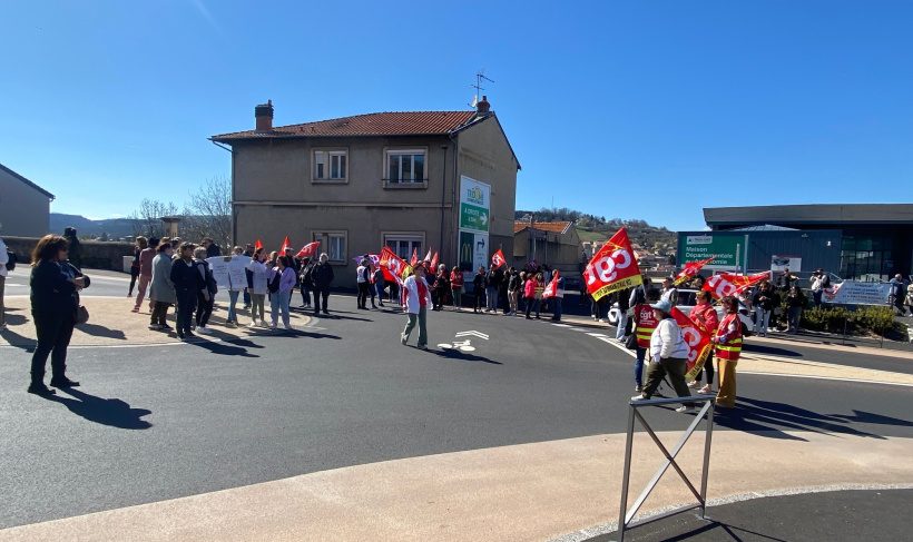 Les manifestants scandent leur colère