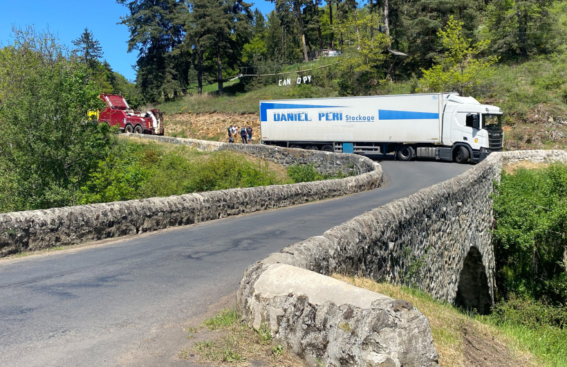 Le poids lourd s'est bloqué juste avant le pont