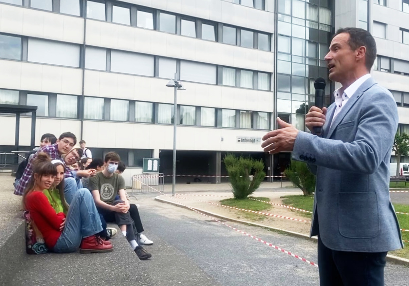 Yannick Chappuis, "prof" de math, explique le projet et les objectifs attendus. 