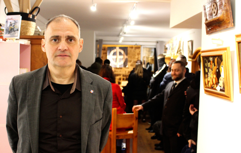 Yvan Benedetti dans la librairie des Arts Enracinés au Puy-en-Velay. 