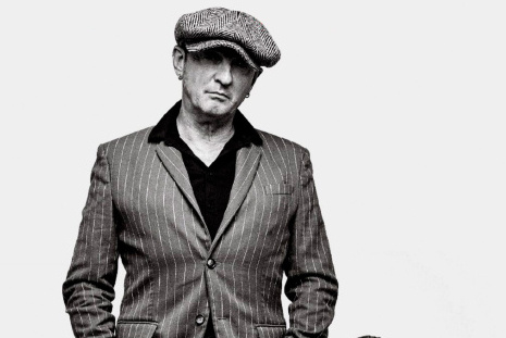 En 1977, il découvre la guitare... depuis, il n'a plus jamais lâché la musique. 