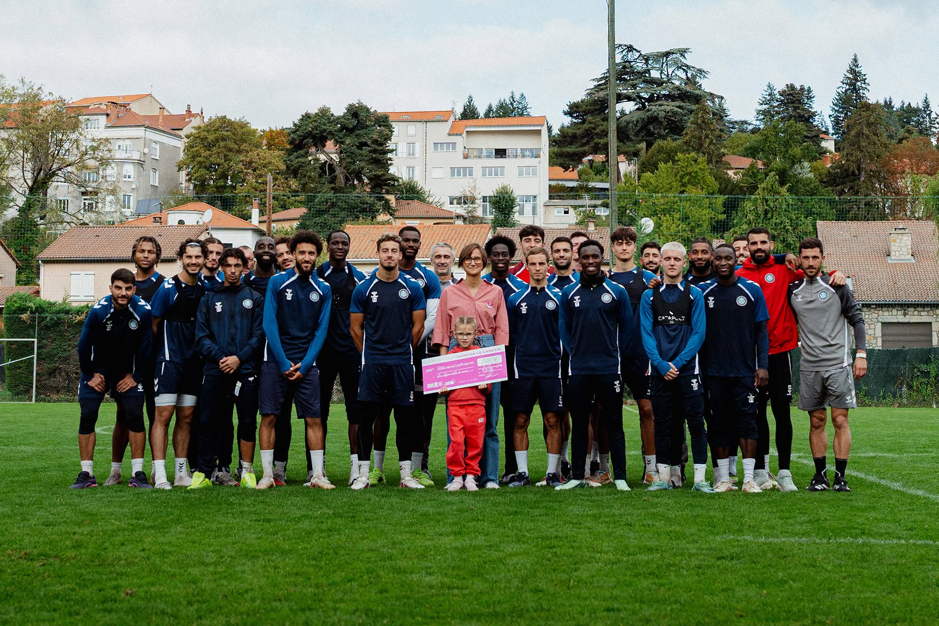 Octobre Rose : le Puy-en-Velay FC reverse 1 980 € à la Ligue contre le cancer