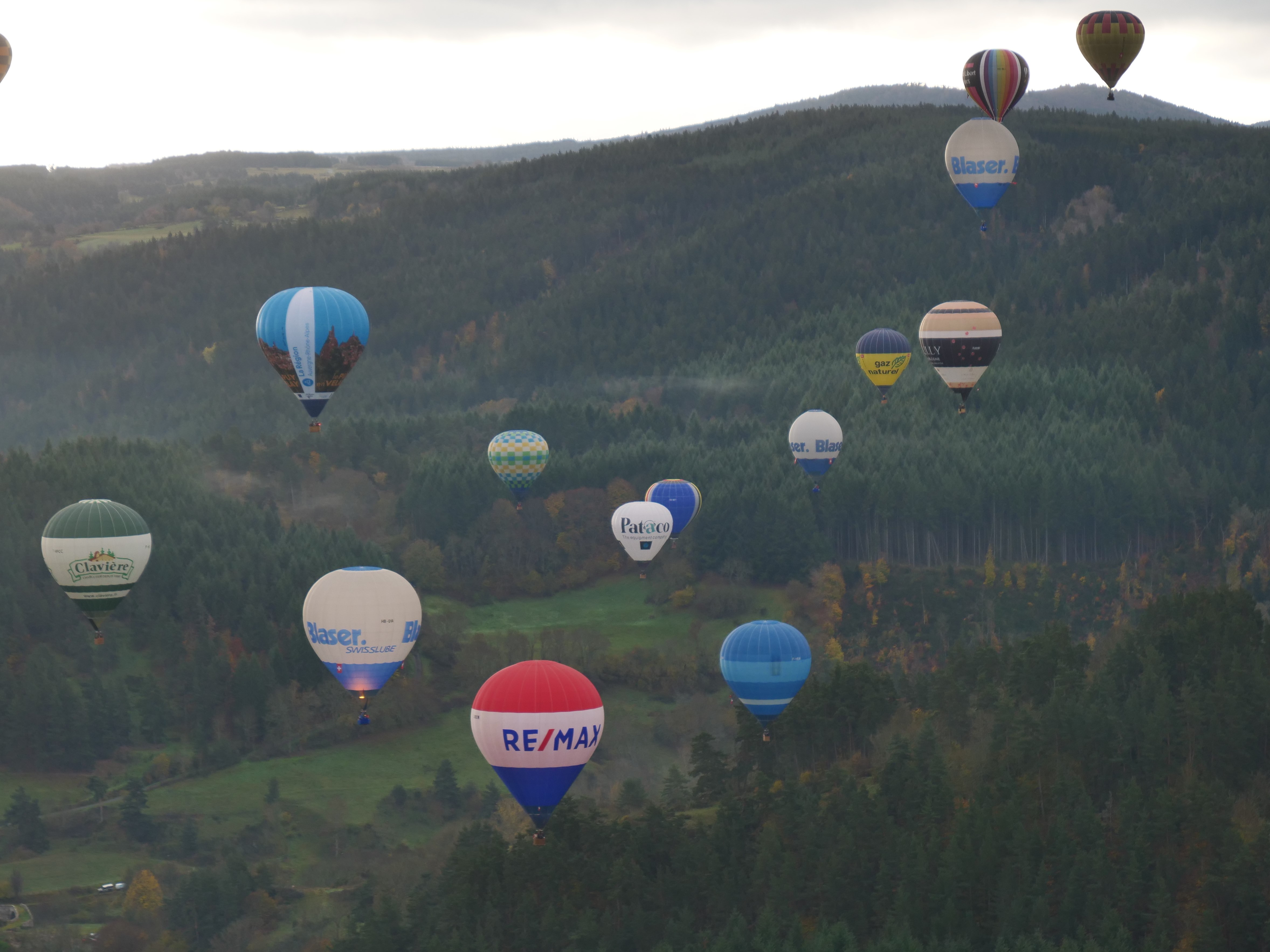Paysage De Montgolfières Plusieurs Ballons Volant Du Ciel Au