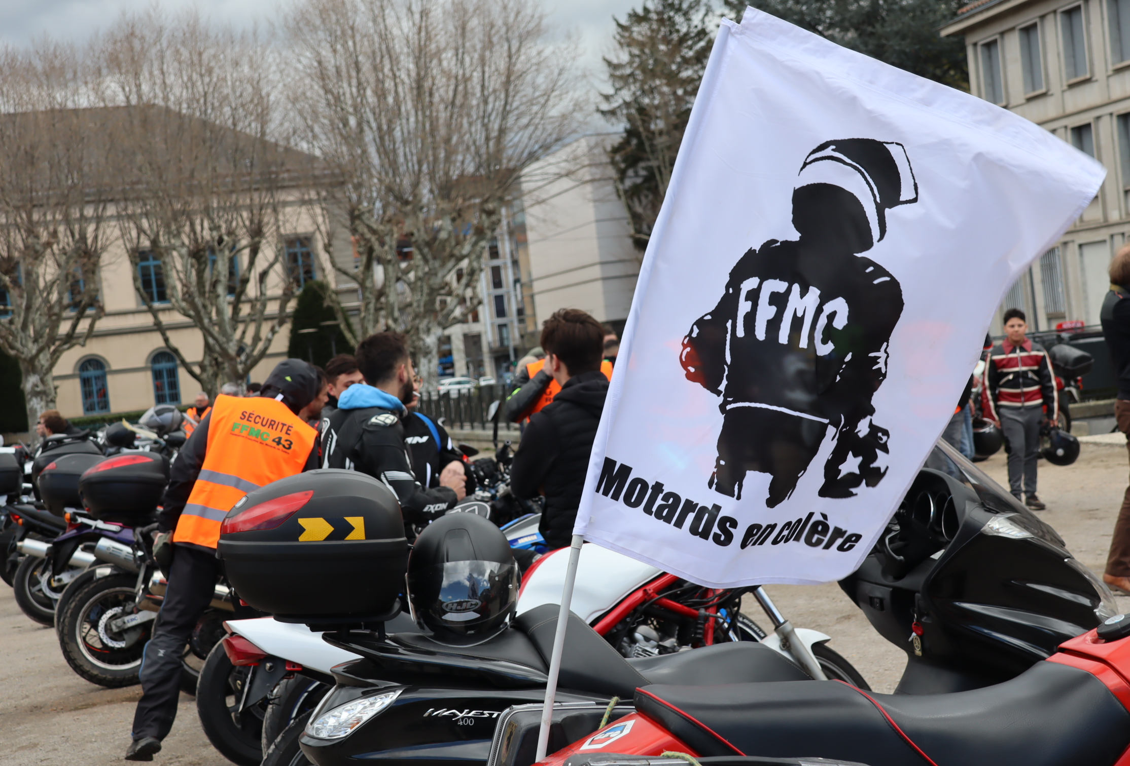 Des centaines de motards en colère au Puy-en-Velay